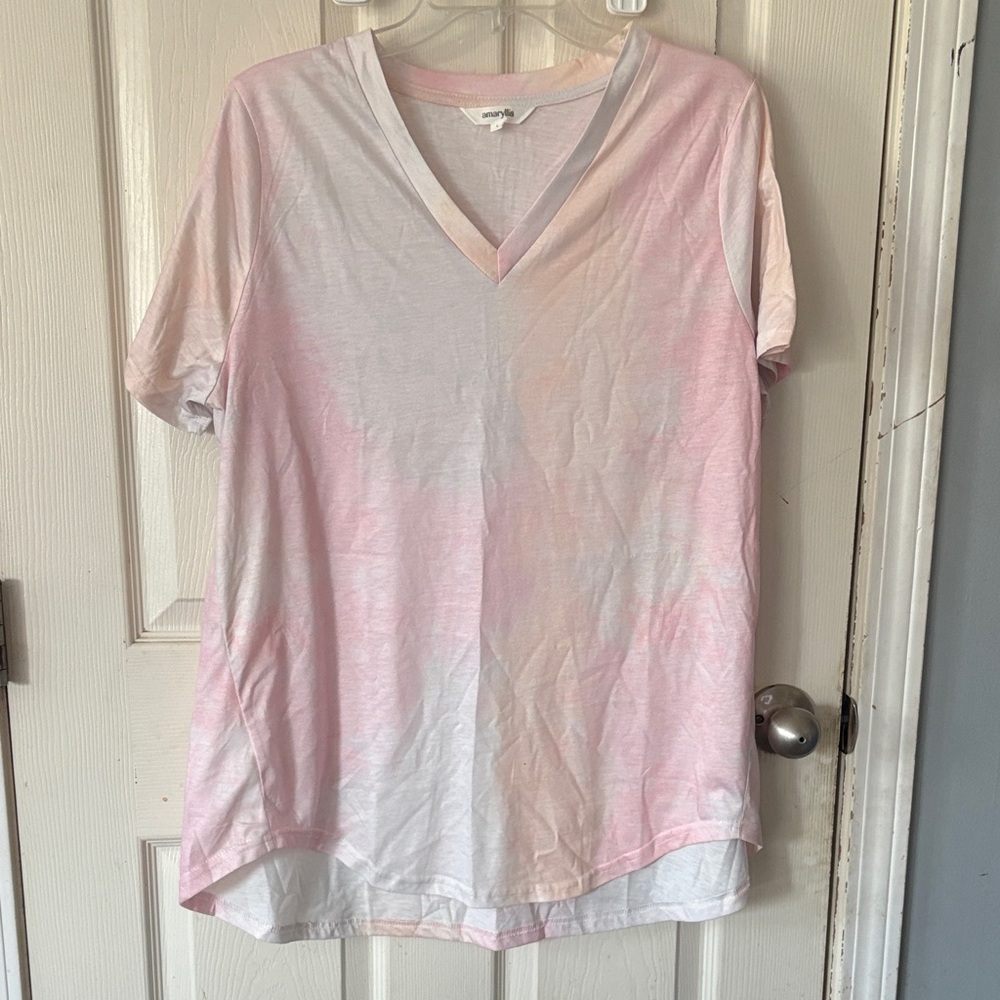 SS V neck Tshirt. Size L. Light pink and peachy color